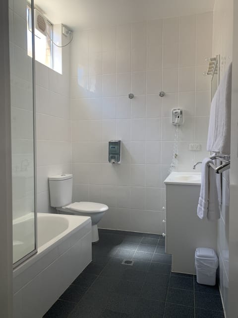 Executive Room | Bathroom | Free toiletries, hair dryer, towels