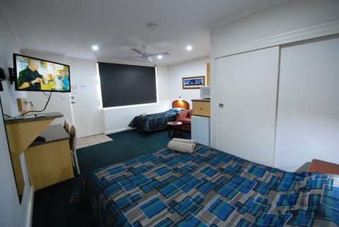 Twin Room | Desk, iron/ironing board, cribs/infant beds, free WiFi