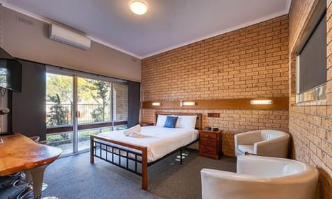 Superior Queen Room | Iron/ironing board, free WiFi, bed sheets