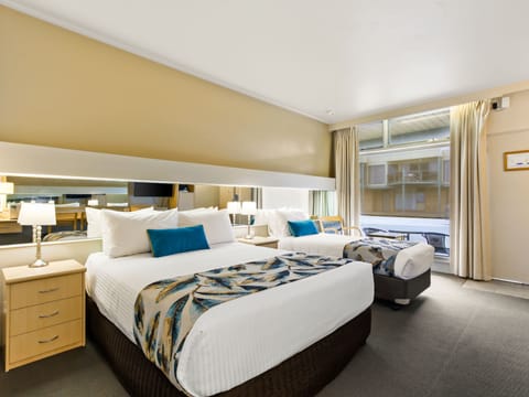 Deluxe Twin Room | Premium bedding, free minibar items, desk, blackout drapes