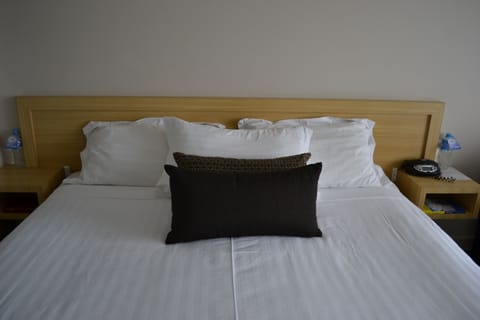 Twin Room, Suite, Smoking | Desk, iron/ironing board, free WiFi, bed sheets