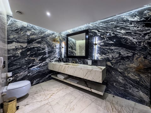 Executive Suite | Bathroom | Shower, rainfall showerhead, designer toiletries, hair dryer
