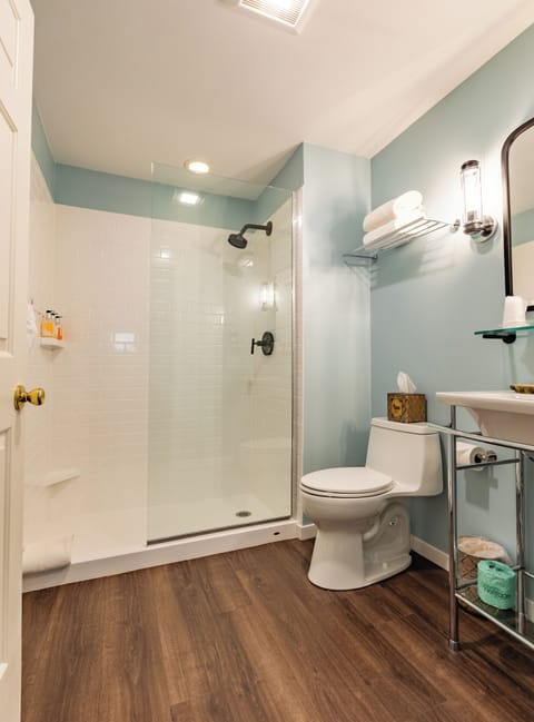 Deluxe Room, 1 King Bed | Bathroom | Shower, free toiletries, hair dryer, bathrobes