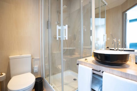 Standard Suite, 2 Double Beds, Connecting Rooms | Bathroom | Eco-friendly toiletries, hair dryer, towels