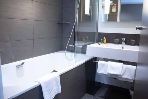 Standard Suite, 1 Double Bed with Sofa bed | Bathroom | Eco-friendly toiletries, hair dryer, towels