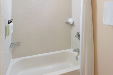 Combined shower/tub, free toiletries, hair dryer, towels