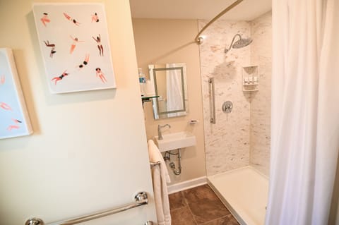 Room, Private Bathroom (Traditional Queen Room) | Bathroom | Shower, designer toiletries, hair dryer, towels