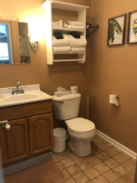 Room, Private Bathroom (Cottages) | Bathroom | Shower, designer toiletries, hair dryer, towels