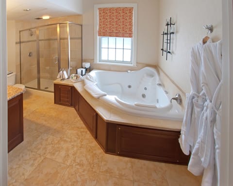 Culinary King Spa Suite | Bathroom | Free toiletries, hair dryer, bathrobes, towels