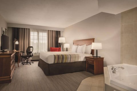Suite, 1 King Bed, Non Smoking (with Whirlpool) | In-room safe, desk, blackout drapes, iron/ironing board