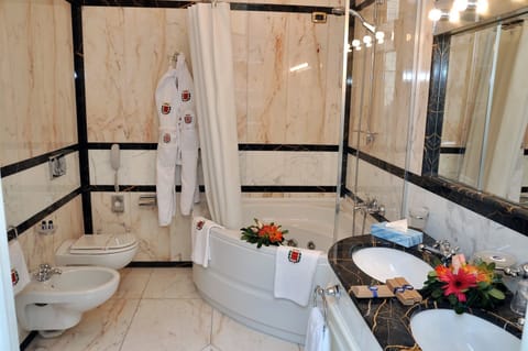 Suite | Bathroom | Free toiletries, hair dryer, bathrobes, slippers