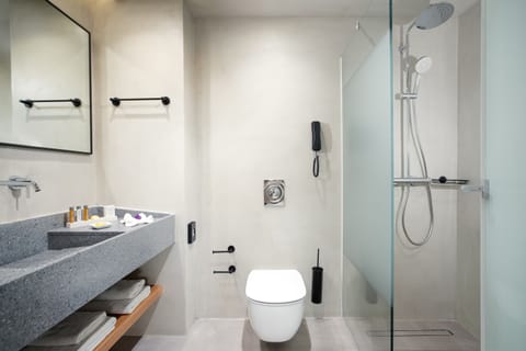 Triple Room, Sea View | Bathroom | Shower, rainfall showerhead, free toiletries, hair dryer