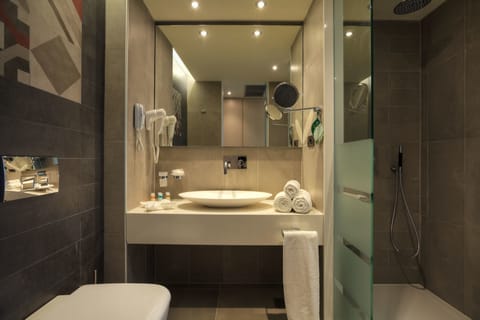 Executive Suite, Private Pool | Bathroom | Shower, rainfall showerhead, free toiletries, hair dryer