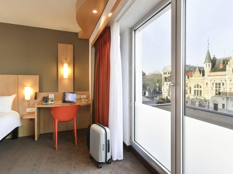 Desk, soundproofing, iron/ironing board, free WiFi