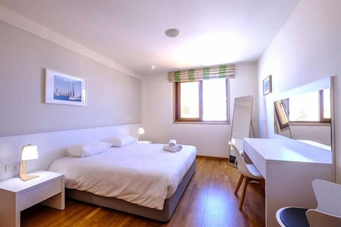 Grand Apartment | In-room safe, desk, soundproofing, iron/ironing board
