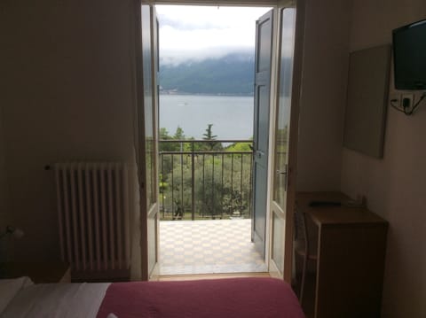 Double Room, Lake View | Desk, free cribs/infant beds, free WiFi, bed sheets