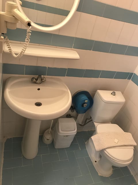 Triple Room | Bathroom | Shower, free toiletries, hair dryer, towels