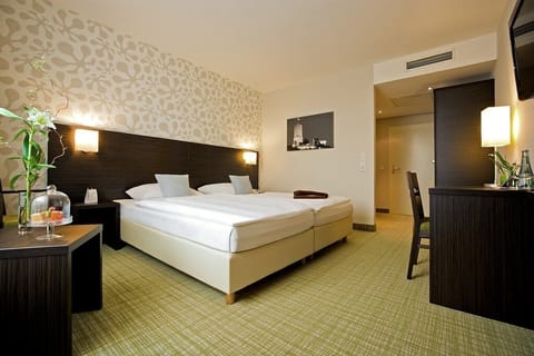 Superior Double Room, Non Smoking | In-room safe, desk, blackout drapes, soundproofing