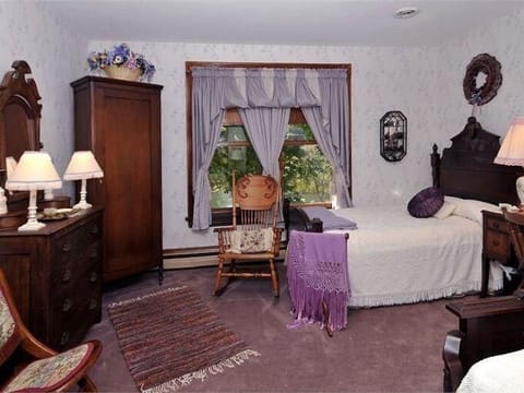 Romantic Triple Room, Ensuite (Victorian Loft - Lydia's ) | Individually decorated, individually furnished, laptop workspace