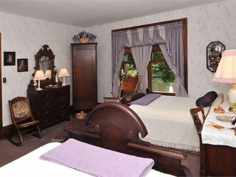 Romantic Triple Room, Ensuite (Victorian Loft - Lydia's ) | Individually decorated, individually furnished, laptop workspace