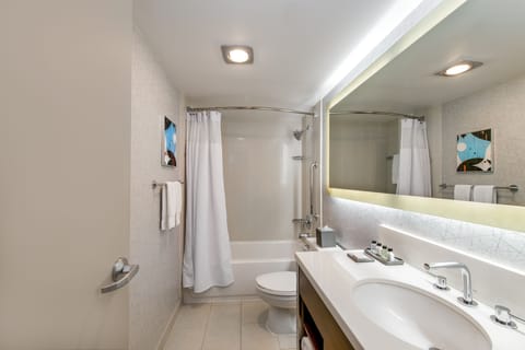 Combined shower/tub, hair dryer, towels