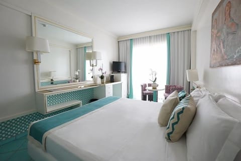 Executive Room | Minibar, in-room safe, individually furnished, desk