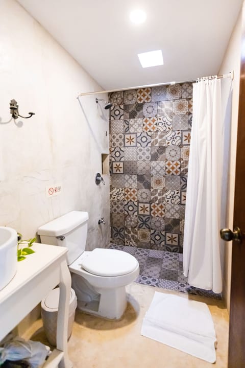 Classic Suite, 1 King Bed | Bathroom | Combined shower/tub, rainfall showerhead, free toiletries, hair dryer