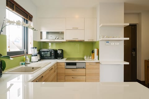 Deluxe Apartment, Alley View | Private kitchen | Fridge, microwave, oven, stovetop