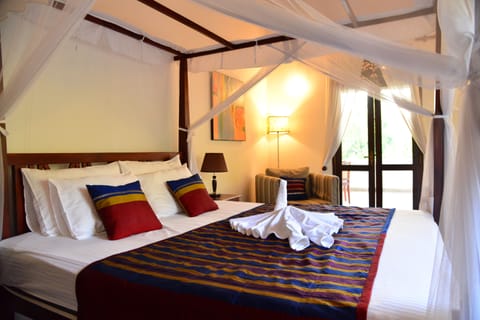 Deluxe Double Room, 1 King Bed, Private Bathroom, Pool View | Room amenity