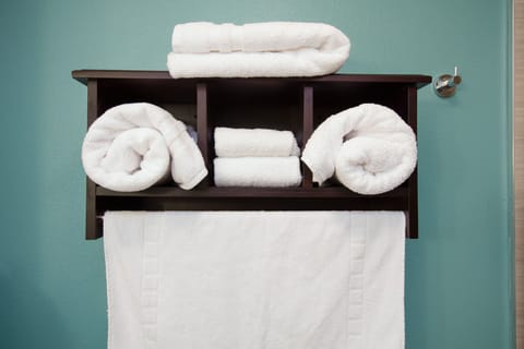 Combined shower/tub, towels