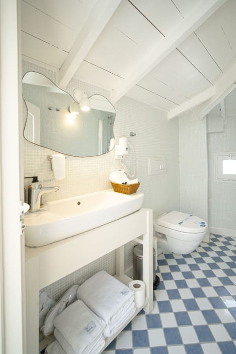 Suit Oda | Bathroom | Shower, designer toiletries, hair dryer, slippers