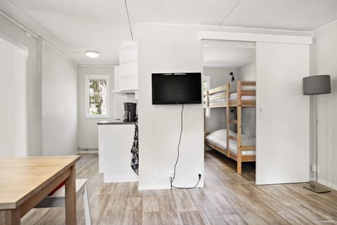 Cottage, 1 Bedroom (1) | Private kitchen | Fridge, microwave, coffee/tea maker, cookware/dishes/utensils