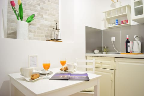 City Studio Suite | Private kitchen | Fridge, paper towels