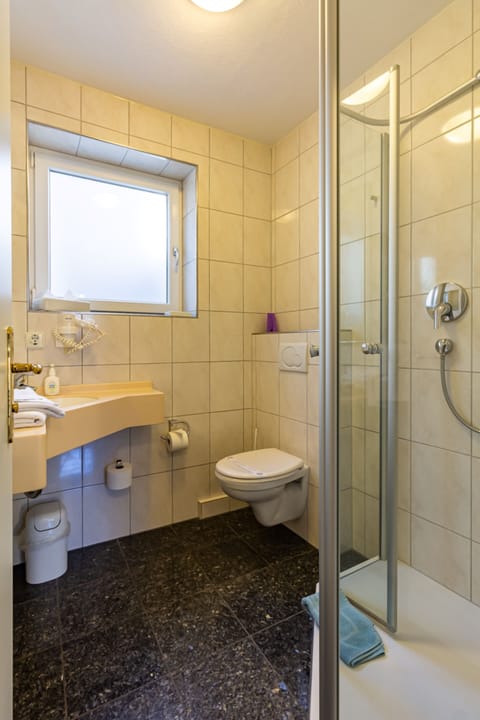 Family Room, 2 Bedrooms, Connecting Rooms, Slope side | Bathroom | Shower, free toiletries, hair dryer, towels