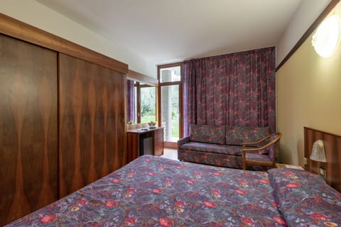 Double Room, Pool View | Minibar, in-room safe, desk, bed sheets