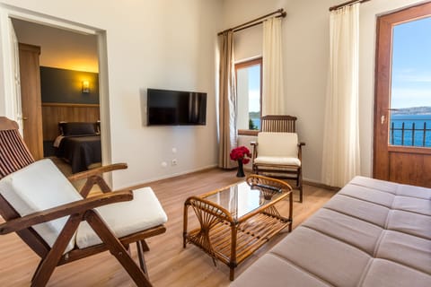 Executive Room, 1 Queen Bed, Non Smoking, Sea View | Living room | 32-inch LED TV with satellite channels, TV