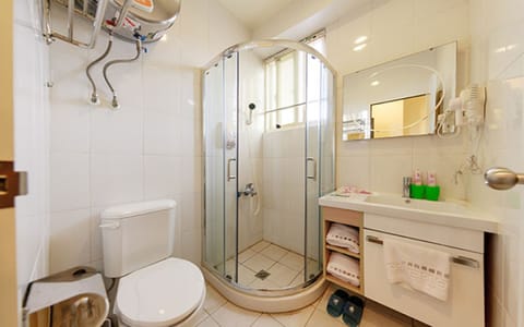 Business Twin Room | Bathroom | Shower, free toiletries, hair dryer, slippers