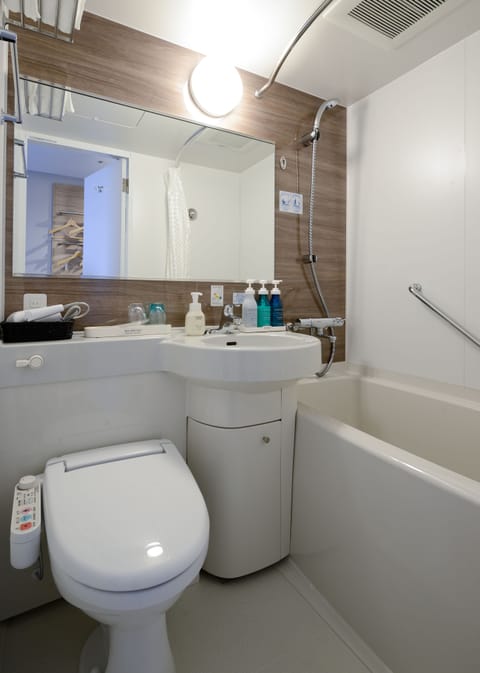 Combined shower/tub, deep soaking tub, free toiletries, hair dryer