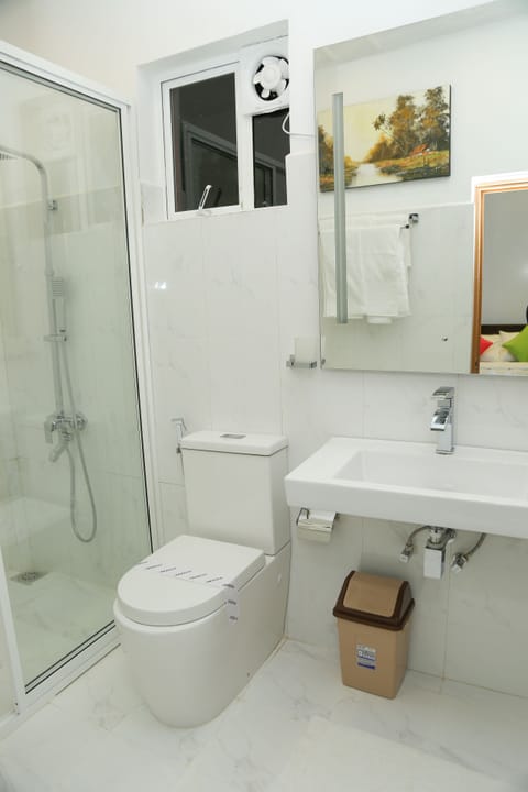 Grand Bungalow, 4 Bedrooms (16 People) | Bathroom | Shower, free toiletries, hair dryer, towels