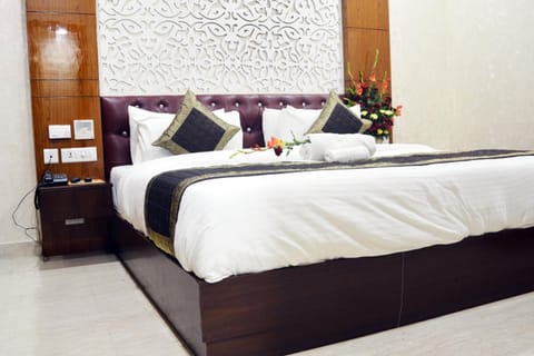 Premium bedding, minibar, desk, soundproofing