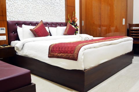 Club Room | Premium bedding, minibar, desk, soundproofing