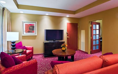 Executive Suite, 1 King Bed, Non Smoking | 1 bedroom, in-room safe, desk, iron/ironing board