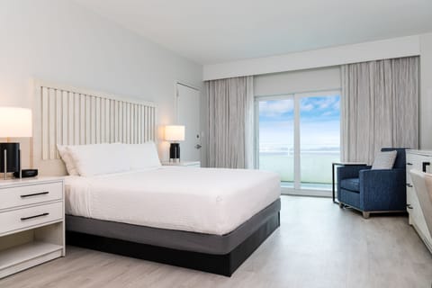 Standard Room, 1 King Bed, Oceanfront | Egyptian cotton sheets, premium bedding, in-room safe, desk