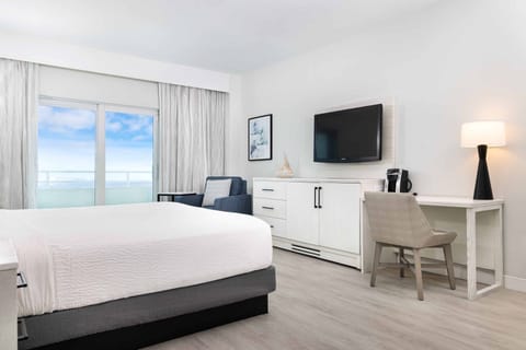 Standard Room, 1 King Bed, Oceanfront | Egyptian cotton sheets, premium bedding, in-room safe, desk