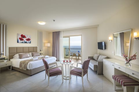 Deluxe Room, Sea View | Minibar, in-room safe, individually furnished, desk