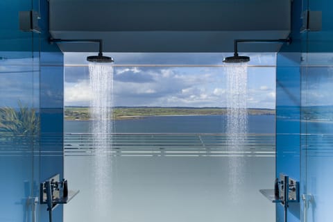 Suite (Cliff Veranda Suite) | Bathroom shower