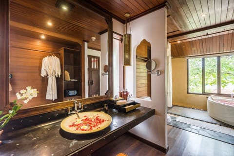 Grand Deluxe Suite Garden View | Bathroom sink