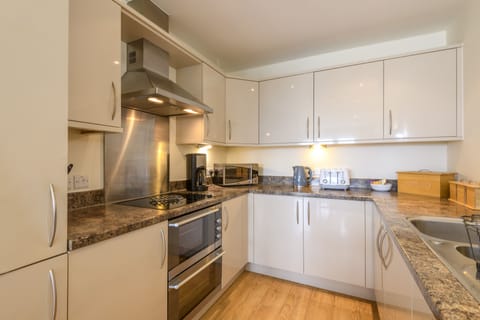 The Beach House, 3 Bedroom Apartment, 2 Bathrooms, Sea View (dog friendly) | Private kitchen | Fridge, microwave, oven, stovetop