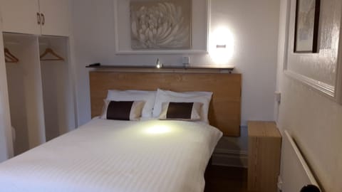 Double Room, Shared Bathroom | Iron/ironing board, free WiFi, bed sheets