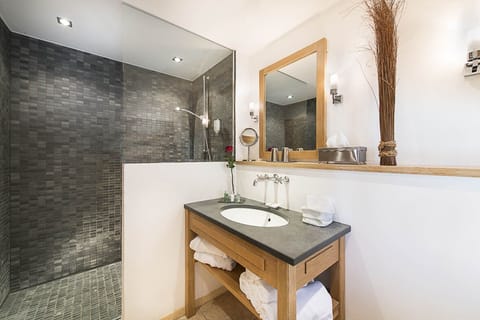 Double Room | Bathroom | Shower, free toiletries, hair dryer, bathrobes